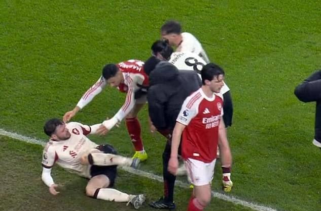 Hành vi không đẹp của Martinelli khi Bradley chấn thương. 