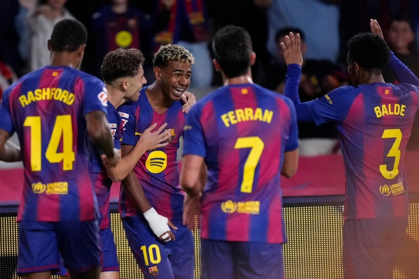 Alejandro Balde khen Lamine Yamal chơi chín chắn hơn tuổi, xứng danh viên ngọc quý của Barcelona 733748