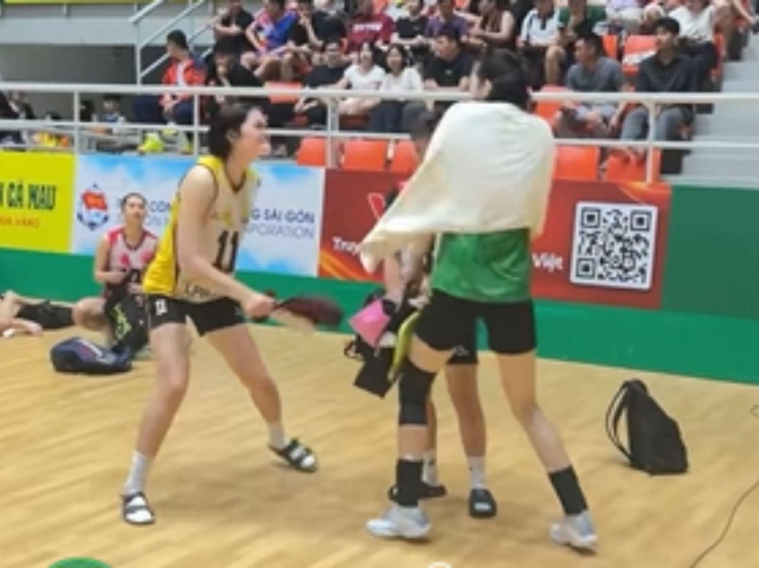 Trở về từ Nhật Bản, chủ công Thanh Thúy bất ngờ bị đồng nghiệp tác động vật lí 821868